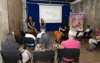Frequentadores de centro municipal de convivência para pessoas com mais de 60 anos receberam o p...
