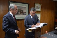 Na foto, ladeado pelo presidente do TRE-SP, des. Mário Devienne Ferraz,o des. federal Fábio Prie...