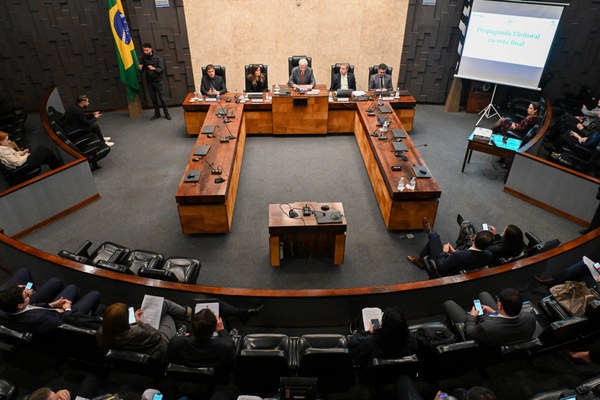 Reunião contou com representantes dos partidos políticos e veículos da imprensa
