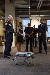 O comandante-geral da PM, coronel José Augusto Coutinho, entrega a medalha ao des. Silmar Fernandes