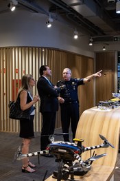 O comandante-geral da PM, coronel José Augusto Coutinho, entrega a medalha ao des. Silmar Fernandes