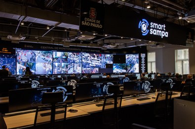 O comandante-geral da PM, coronel José Augusto Coutinho, entrega a medalha ao des. Silmar Fernandes