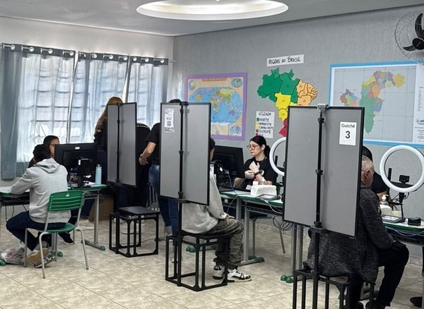 Servidores da 286ª ZE – Cotia em atendimento itinerante no bairro Capelinha