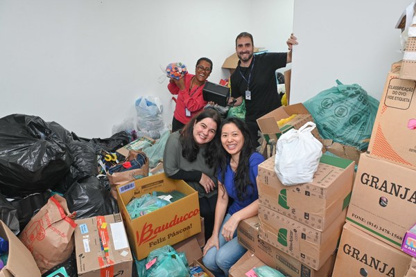 Servidores do TRE-SP com as doações arrecadadas
