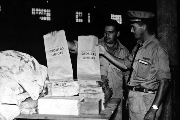 Servidores mostram embalagens para as cédulas únicas, usadas pela primeira vez em 1955 Crédito TRE-SP-Arquivo Público do Estado de São Paulo