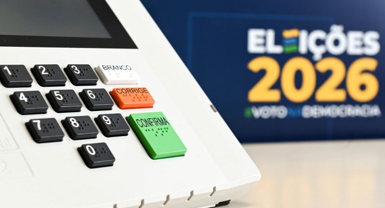 Uma imagem fechada de uma urna eletrônica, em foco, do lado esquerdo da imagem, mostrando os bot...