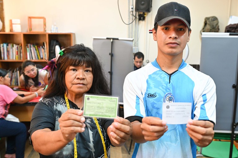 Tereza e Djalma Tataxi Vicente, mãe e filho da aldeia Tenondé Porã, exibem os títulos Tereza e Djalma Tataxi Vicente, mãe e filho da aldeia Tenondé Porã, exibem os títulos