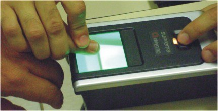 TRE-MS - Biometria Foto Própria Recolhendo as digitais de uma pessoa com o aparelho de biometria.
