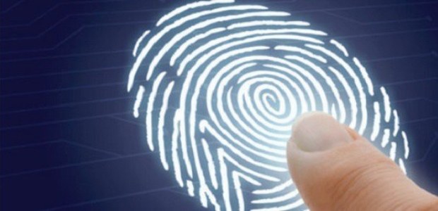 TRE-RJ vai usar dados biométricos do Detran para identificar eleitoras(es) no dia da votação fundo azul-escuro; no centro, uma digital em branco e um dedo em cima