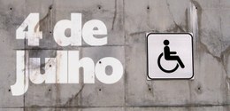 cartaz onde aparece a data 4 de julho, tendo ao lado o símbolo da pessoa com deficiência (desenh...