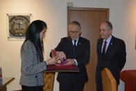 Na foto, presidente do TJMSP, Sílvio Hiroshi Oyama, ao centro, entrega Colar do Mérito Judiciári...