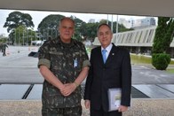 Posam para a foto: General do Exército João Camilo Pires de Campos (à esq.); e presidente do TRE...