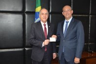 Na foto, o presidente do TRE-SP, des. Mário Devienne Ferraz, entrega o título eleitoral ao procu...