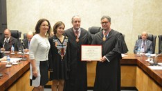 Da dir. p/ esq.: o agraciado, des. fed. Fábio Prieto de Souza, após receber o Colar do Mérito El...