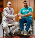 Des. Mário Devienne Ferraz entrega o título eleitoral ao atleta paralímpico André Rocha