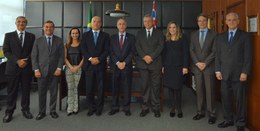 Posam para a foto, da esq. p/ dir.: juiz de direito substituto, Maurício Fiorito; des. Paulo S...