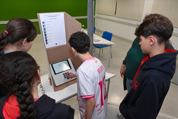 Mais de 700 estudantes do Colégio Presbiteriano Mackenzie usaram urnas eletrônicas cedidas pelo ...
