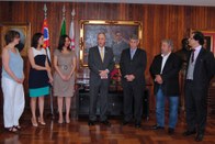 Posam para foto, ao centro, o diretor da EJEP e presidente do TRE-SP, des. Mário Devienne Ferraz...