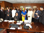 Cônsul e comissão eleitoral da Nigéria participam de apresentação do funcionamento da urna eletr...