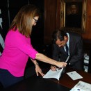 Diretora-geral, Jade Almeida Prometti, colhe assinatura do des. Paulo Galizia no Livro de Posse