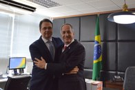 Des. Mário Devienne Ferraz, presidente do TRE-SP, à direita, cumprimenta o juiz Marcelo Coutinho...