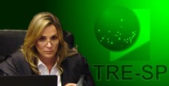 Imagem da Juíza Cláudia Fanucchi, em fundo verde com marca d'água do TRE-SP ao fundo.
