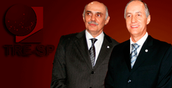 Imagem contendo foto do Presidente Mathias Coltro e do VP Devienne Ferraz em fundo vermelho escu...
