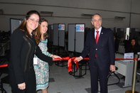 O presidente do TRE-SP, des. Mário Devienne Ferraz, corta a fita de inauguração do Posto de Aten...