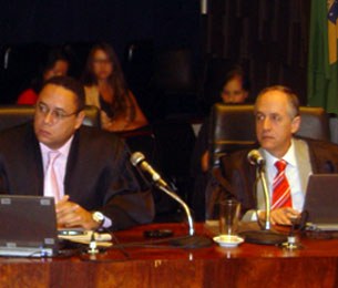 Juízes Mário Devienne e Costa Wagner em sessão de julgamento do Tribunal Regional Eleitoral de S...