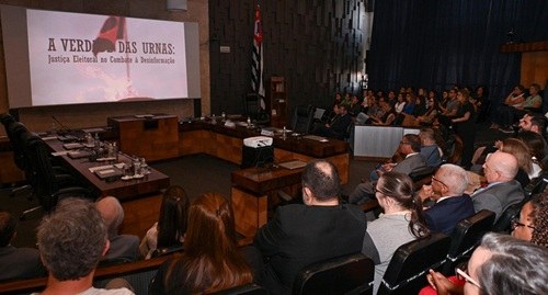 Obra reúne depoimentos de magistrados e servidores que acompanharam os ataques à Justiça Eleitor...