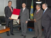 Ministro Mauro Campbell com o diploma e o Colar do Mérito Eleitoral Paulista