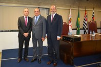 Posam para a foto da esq. p/ dir.:  presidente do TRE-SP e diretor da EJEP, des. Mário Devienne ...