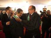 Ex-presidente do STF min. Antonio Cezar Peluso, recebe a Ordem do Mérito Assis Brasil pelas mãos...