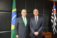 O coordenador do Curso de Especialização em Direito Eleitoral, Richard Pae Kim e o presidente da...