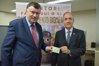O presidente da OAB-SP, Marcos da Costa, recebe o título eleitoral das mãos do presidente do TRE...
