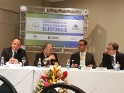 Membro do TRE-SP, jurista André Guilherme Lemos Jorge (1º a direita) e o diretor da Escola Judic...