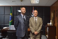 Posam para a foto: o Cônsul Geral do Chile em São Paulo, Alejandro Sfeir-Tonšić (esquerda), e o ...