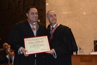 O juiz Luiz Guilherme da Costa Wagner Junior recebe diploma e Colar do Mérito Eleitoral Paulista...