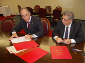 Presidente do TRE-SP, des. Mário Devienne Ferraz, assina o convênio de cooperação juntamente com...