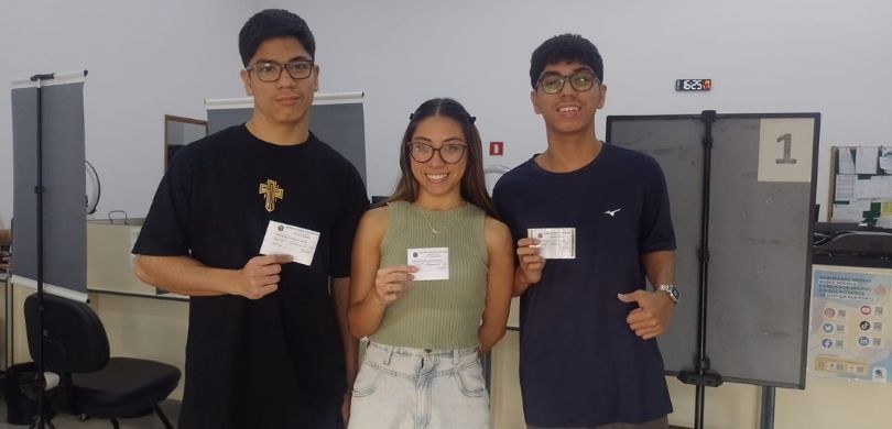 Trigêmeos Leonardo, Marcela e Vitor Uehara, 17 anos, no cartório da cidade de Assis