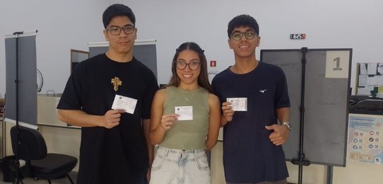 Trigêmeos Leonardo, Marcela e Vitor Uehara, 17 anos, no cartório da cidade de Assis