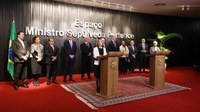 Presidente do TRE-SP, desembargador Silmar Fernandes, participou da cerimônia em Brasília em que...