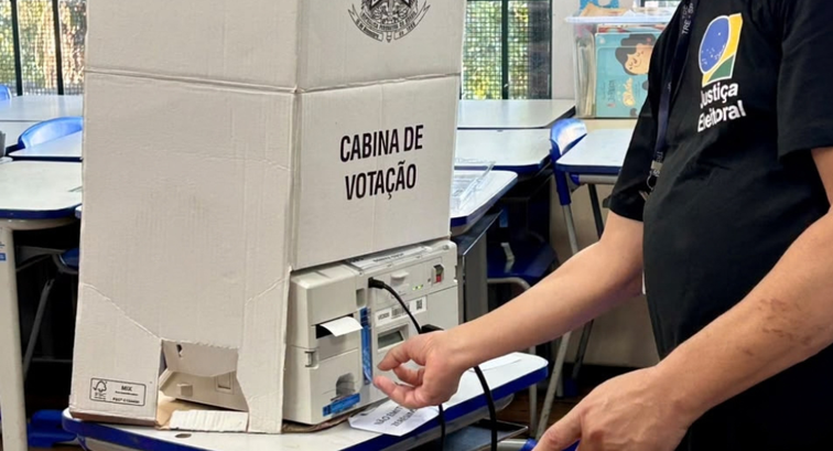 Servidor da Justiça Eleitoral realiza teste em urna instalada na cabine de votação