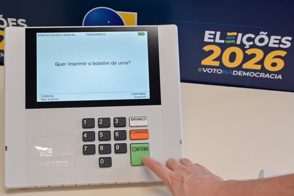Urna em módulo treinamento exibe a mensagem: "Quer imprimir o boletim de urna?"