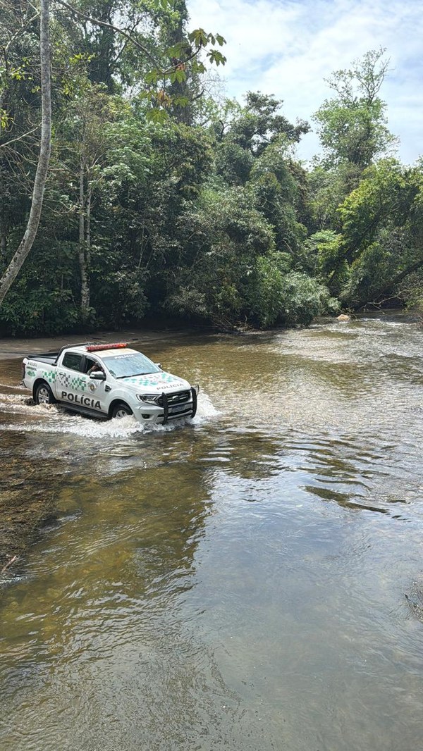 Veículo da Polícia Ambiental cruzou rio e estrada de terra para levar urna a Castelhanos, em Ilhabela